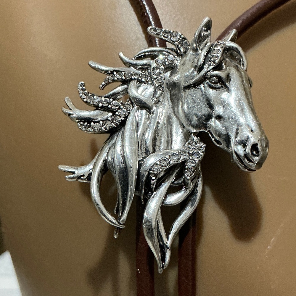 NIP Lainey Wilson Crystal Silver Horse BOLO/Necklace with Faux leather